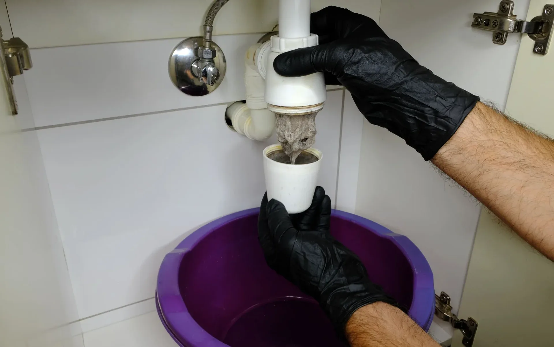 Plombier utilisant un équipement professionnel pour nettoyer un drain à Châteauguay