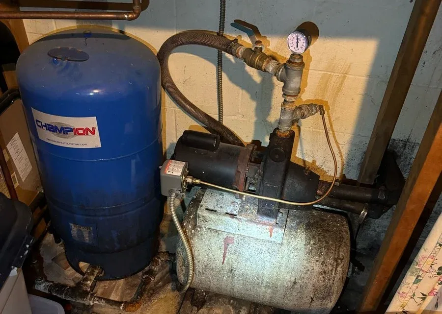 Technicien travaillant sur une pompe submersible et un système de pompe de puits
